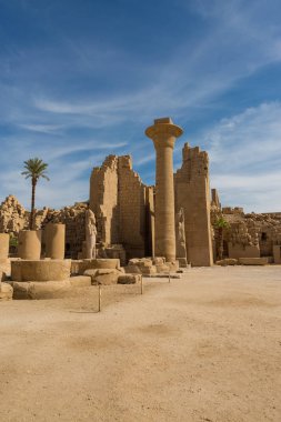 Mısır 'daki Karnak Tapınağı' nın kalıntıları (Teb). Dünyanın en büyük antik tapınak kompleksi. UNESCO Dünya Mirası.