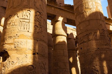 Mısır 'daki Karnak Tapınağı' nın kalıntıları (Teb). Dünyanın en büyük antik tapınak kompleksi. UNESCO Dünya Mirası.