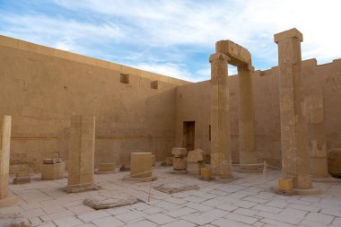 Kraliçe Hatshepsut 'un Tapınağı, Mısır' daki kaya tapınağı manzarası