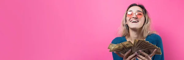 Jong Mooi Vrouw Met Dollars Kleur Achtergrond — Stockfoto