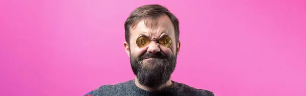 Portret Van Een Bebaarde Man Met Zonnebril Roze Achtergrond — Stockfoto