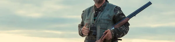 Homem Com Uma Mochila Uma Arma Fundo Rio — Fotografia de Stock