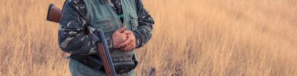 Homem Com Mochila Binóculos Praia — Fotografia de Stock