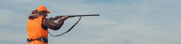 Jäger Mit Gewehr Hintergrund Des Waldes — Stockfoto