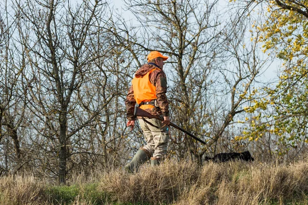 Hombre Con Arma Sus Manos Chaleco Naranja Una Cacería Faisanes —  Fotos de Stock