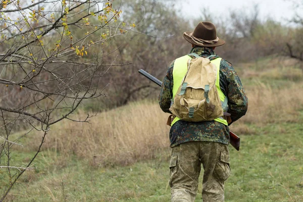 Jagdzeit Herbstsaison Geöffnet Ein Jäger Mit Gewehr Der Hand Jagdkleidung — Stockfoto