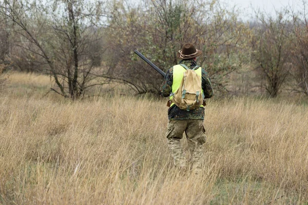 Jaktperiod Höstsäsong Öppen Jägare Med Pistol Händerna Jaktkläder Höstskogen Jakt — Stockfoto