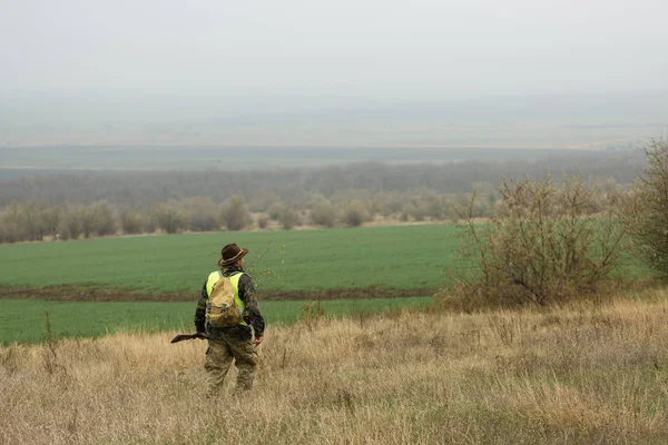 Період Полювання Осінній Сезон Відкритий Мисливець Пістолетом Руках Полюванні Одяг — стокове фото