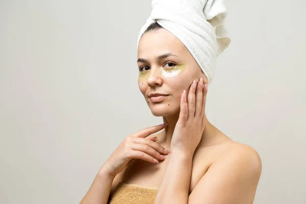 Jong Mooi Meisje Een Witte Handdoek Zijn Hoofd Draagt Collageen — Stockfoto