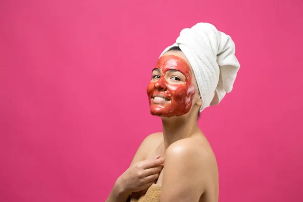 Retrato Beleza Mulher Toalha Branca Cabeça Com Máscara Nutritiva Dourada — Fotografia de Stock