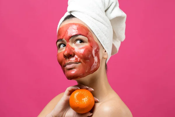 Schoonheidsportret Van Vrouw Witte Handdoek Hoofd Met Rood Voedend Masker — Stockfoto