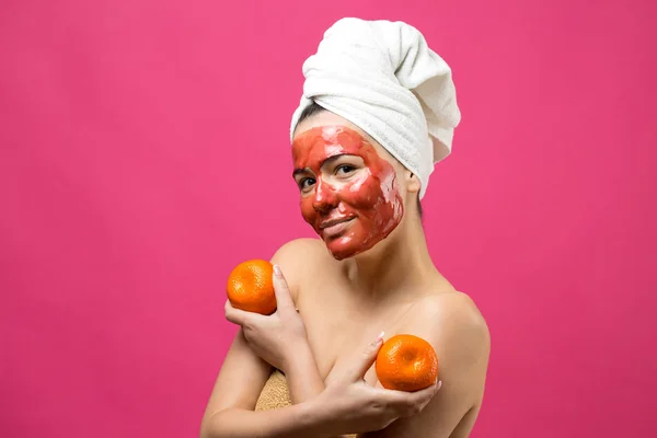 Retrato Beleza Mulher Toalha Branca Cabeça Com Máscara Nutritiva Vermelha — Fotografia de Stock