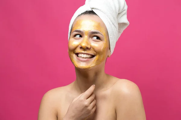 Schönheitsporträt Einer Frau Weißem Handtuch Auf Dem Kopf Mit Goldener — Stockfoto