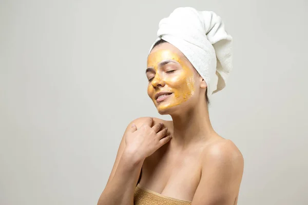 Bellezza Ritratto Donna Asciugamano Bianco Sulla Testa Con Maschera Nutriente — Foto Stock