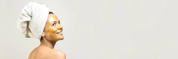 Retrato Belleza Mujer Toalla Blanca Cabeza Con Máscara Nutritiva Oro —  Fotos de Stock
