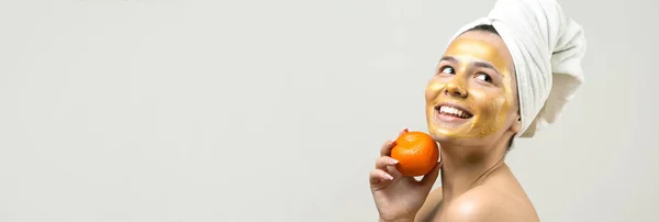 Schoonheidsportret Van Vrouw Witte Handdoek Hoofd Met Gouden Voedende Masker — Stockfoto