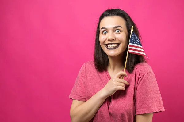 Jovem Feliz Segurando Bandeira Americana Contra Fundo Rosa Estúdio — Fotografia de Stock