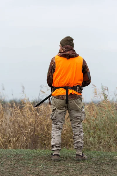 Mans Gun His Hands Orange Vest Pheasant Hunt Wooded Area — Stock Photo, Image