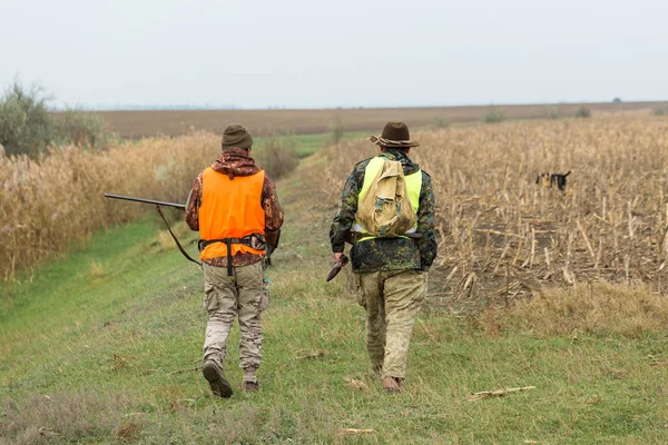 Muž Pistolí Rukou Oranžovou Vestou Honu Bažantem Zalesněné Oblasti Zataženého — Stock fotografie