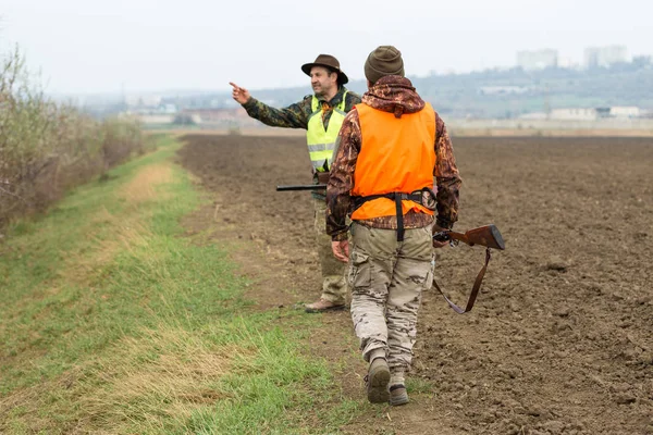 Uomo Con Una Pistola Mano Giubbotto Arancione Caccia Fagiani Una — Foto Stock