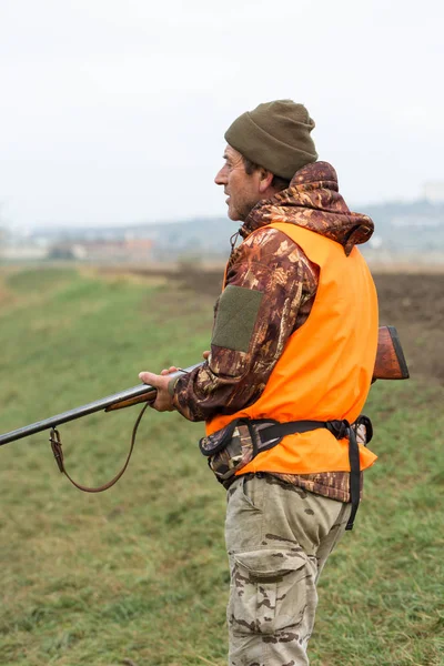 Homme Avec Fusil Dans Les Mains Gilet Orange Sur Une — Photo