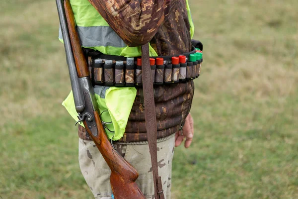 Man Med Pistol Händerna Och Orange Väst Fasanjakt Ett Skogsområde — Stockfoto