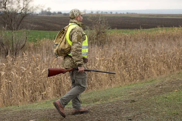 Période Chasse Saison Automne Ouverte Chasseur Armé Dans Ses Mains — Photo