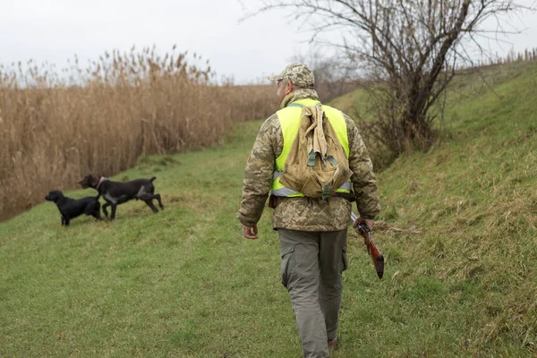 Lovecké Období Podzimní Období Otevřeno Lovec Pistolí Rukou Loveckém Oblečení — Stock fotografie