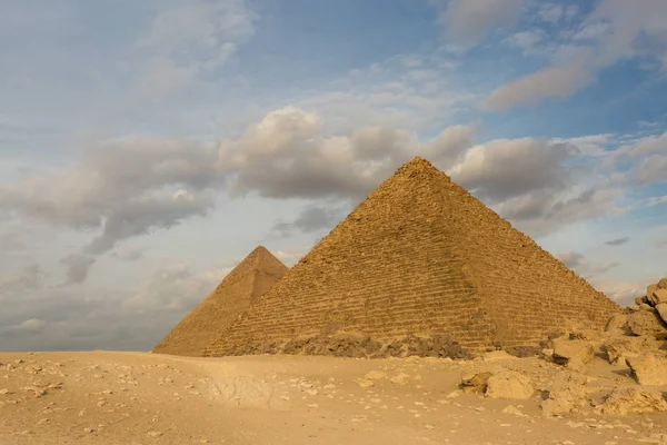 Διάσημες Πυραμίδες Της Γκίζας Στην Έρημο Της Άμμου Στο Κάιρο — Φωτογραφία Αρχείου