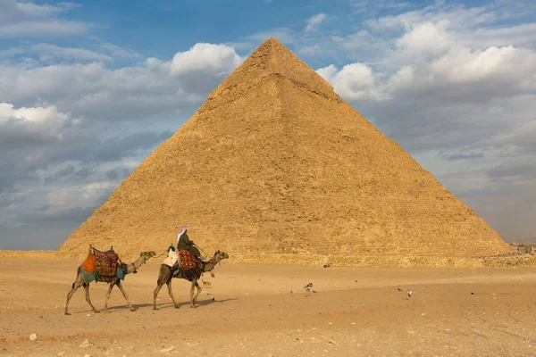 Híres Gízai Piramisok Kairói Homoksivatagban — Stock Fotó
