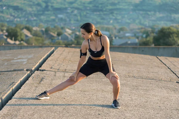 Young Slim Athletic Girl Sportswear Snakeskin Prints Performs Set Exercises — Stock Photo, Image