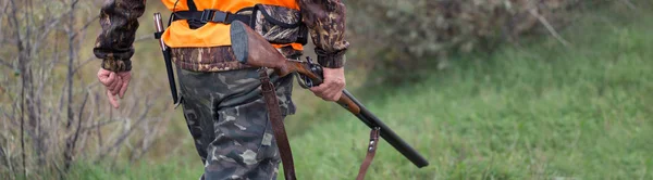 Homem Com Uma Arma Nas Mãos Colete Laranja Uma Caça — Fotografia de Stock