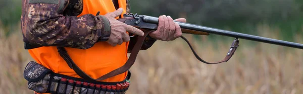 Hombre Con Arma Sus Manos Chaleco Naranja Una Cacería Faisanes — Foto de Stock