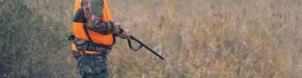 Hombre Con Arma Sus Manos Chaleco Naranja Una Cacería Faisanes —  Fotos de Stock