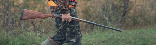 Mężczyzna Bronią Ręku Pomarańczową Kamizelką Polowaniu Bażanty Zalesionym Terenie Pochmurną — Zdjęcie stockowe