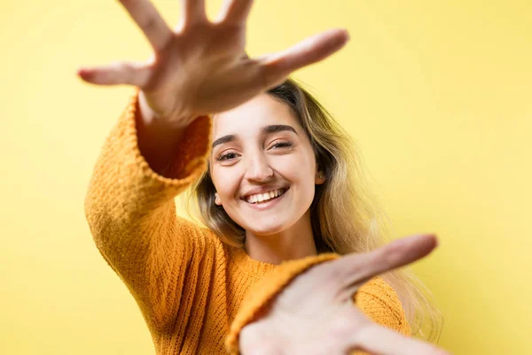 Retrato Uma Bela Jovem Com Cabelos Longos Uma Camisola Amarela — Fotografia de Stock