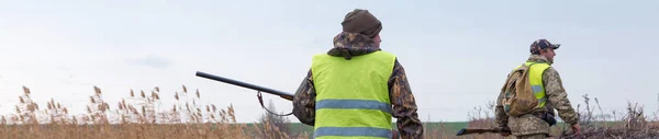 Homme Avec Fusil Dans Les Mains Gilet Orange Sur Une — Photo