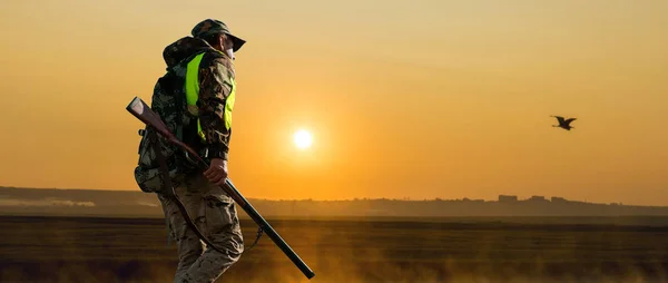 Ein Mann Mit Einem Gewehr Der Hand Und Einer Orangefarbenen — Stockfoto