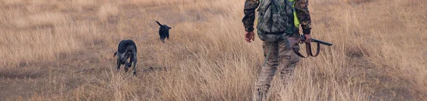 Man Gun His Hands Orange Vest Pheasant Hunt Wooded Area — Stock Photo, Image