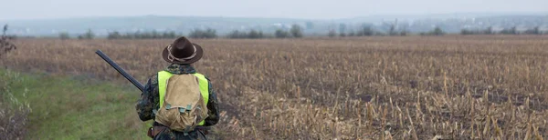 Muž Pistolí Rukou Oranžovou Vestou Lovu Bažantů Zalesněné Oblasti Zataženého — Stock fotografie