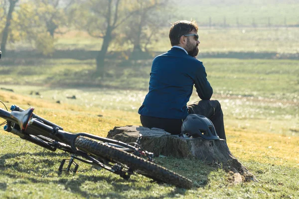 Radfahrer Hose Und Fleece Jacke Auf Einem Modernen Carbon Hardtail — Stockfoto