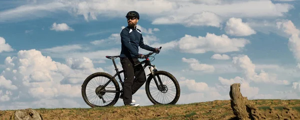 Conquistando Picos Montanha Por Ciclista Shorts Jersey Uma Moderna Bicicleta — Fotografia de Stock