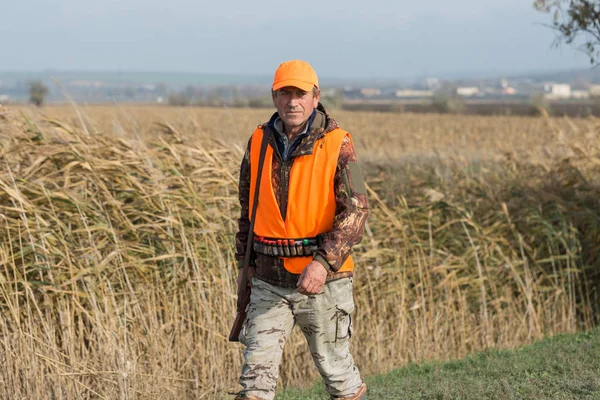 Homme Avec Pistolet Main Gilet Orange Lors Une Chasse Faisan — Photo