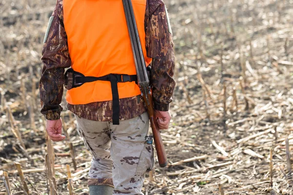 Hombre Con Arma Sus Manos Chaleco Naranja Una Cacería Faisanes —  Fotos de Stock