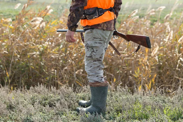 Man Med Pistol Händerna Och Orange Väst Fasanjakt Ett Skogsområde — Stockfoto