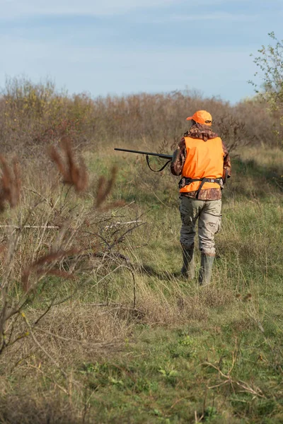 Man Gun His Hands Orange Vest Pheasant Hunt Wooded Area — Stock Photo, Image