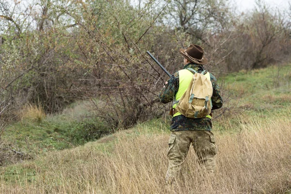 Hombre Con Arma Sus Manos Chaleco Naranja Una Cacería Faisanes — Foto de Stock