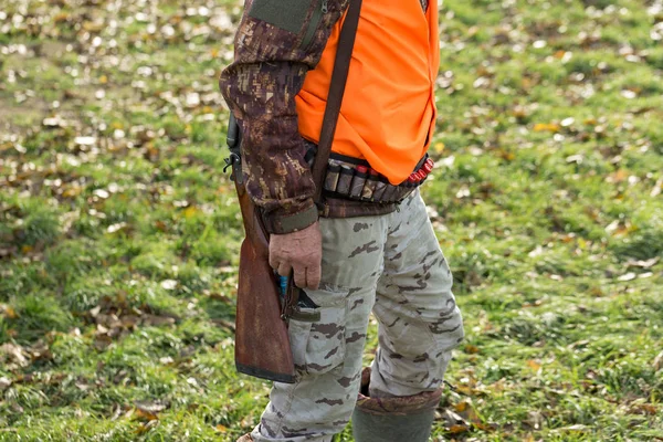 Человек Пистолетом Руках Оранжевым Жилетом Охоте Фазанов Лесистой Местности Пасмурную — стоковое фото