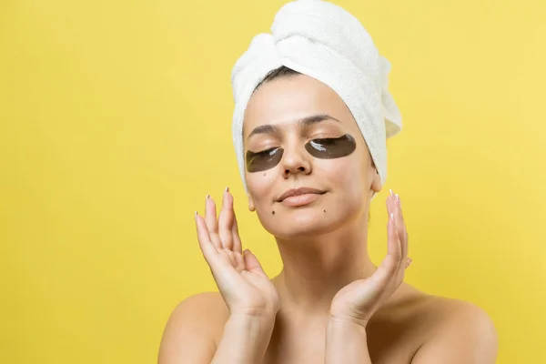 Jong Mooi Meisje Een Witte Handdoek Zijn Hoofd Draagt Collageen — Stockfoto