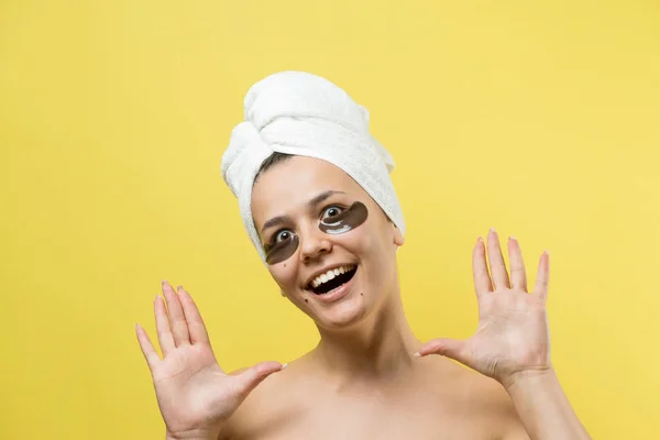 Menina Bonita Nova Uma Toalha Branca Sua Cabeça Usa Manchas — Fotografia de Stock